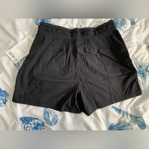 lululemon athletica Black Dance Studio High Rise Shorts Size 6 NWT - Picture 4 of 10